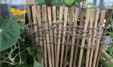 Ограда из китайских палочек
